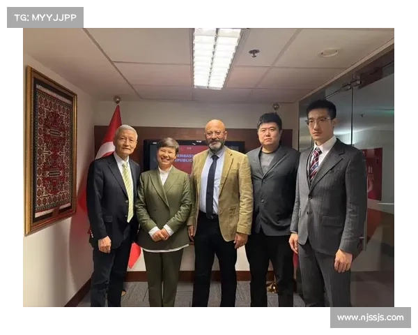 布克与教练沟通风格与合作模式的深度剖析与探讨